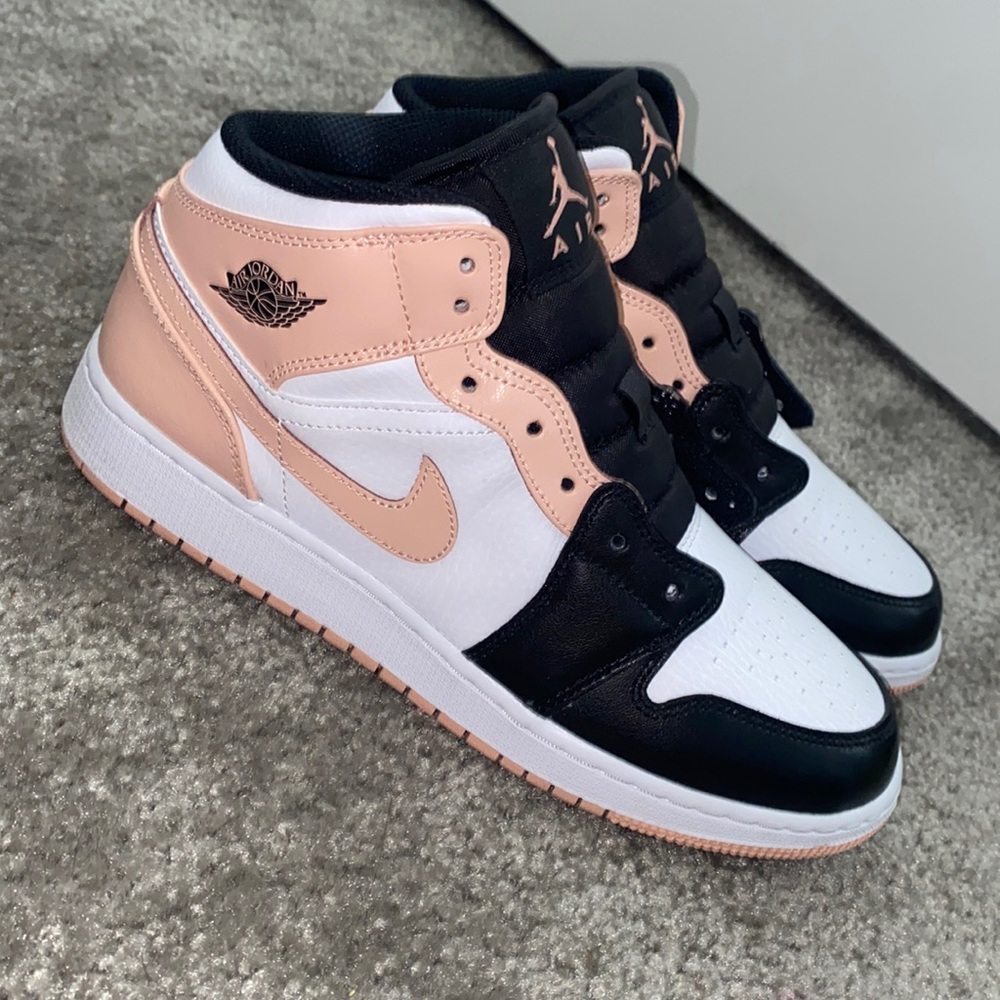 (GS) Jordan 1 Mid Artic Orange Black Toe size 7Y